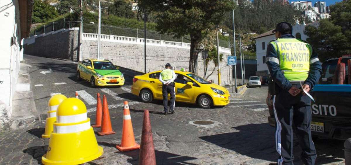 Agentes de Tr&aacute;nsito cercaron la calle Germ&aacute;nico Salgado. Transe&uacute;ntes reclamaron por la medida vial.