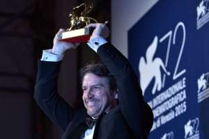 El cineasta venezolano Lorenzo Vigas celebra el premio. Foto: AFP