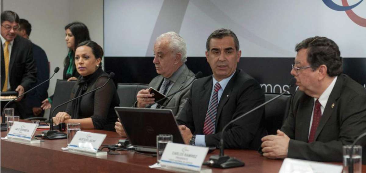 El Consejo de la Judicatura dio una rueda de prensa con todos los poderes de la justicia del Ecuador. Izq: Rodrigo Su&aacute;rez, Ledy Z&uacute;&ntilde;iga, Galo Chiriboga, Gustavo Jalkh, Carlos Ram&iacute;rez, Ernesto Pazmi&ntilde;o y N&eacute;stro Arbito. 