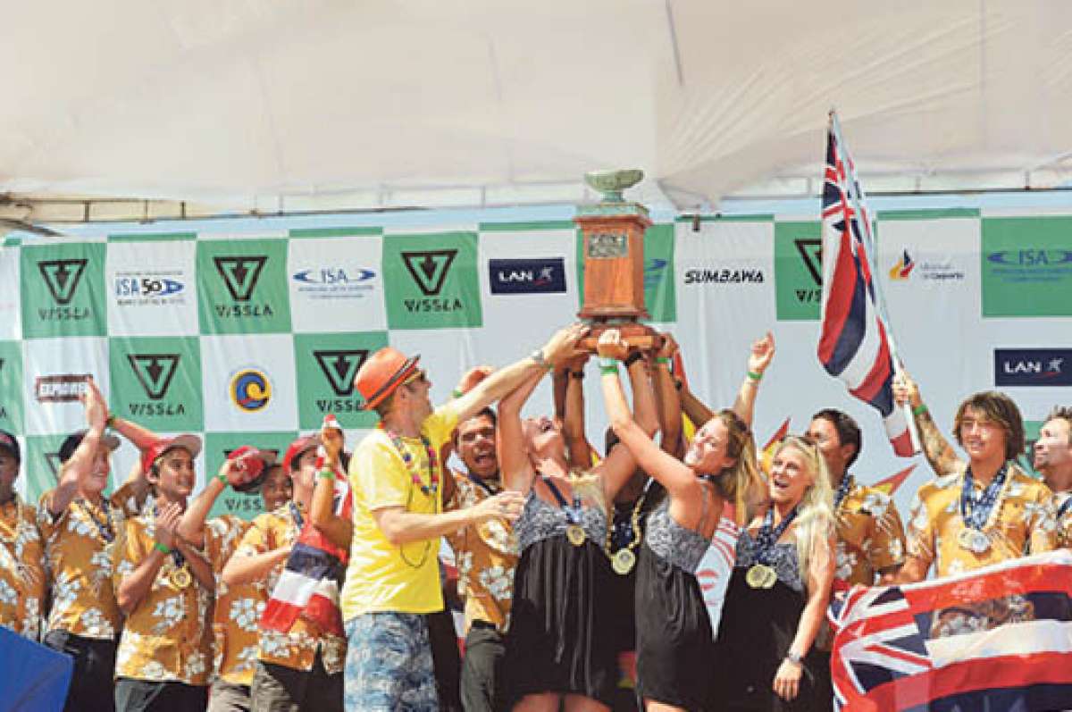 La ceremonia de premiaci&oacute;n se realiz&oacute; en una tarima que los organizadores instalaron en la playa de la FAE, lugar de la competencia. Foto: Pilar Vera.
