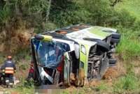 Un bus está involucrado en el siniestro de tránsito.