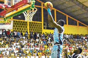 Los elencos de Guerreros del Neumane (celeste) y Comunikt (azul) ser&aacute;n protagonistas en la Liga Nacional y Liga Sudamericana de Baloncesto.  Foto:  Ver&oacute;nica Lozada.