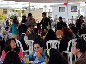 El presidente Correa dialoga con los dirigentes barriales de San Juan de Calder&oacute;n. Tomada del Twitter @hubelonofre