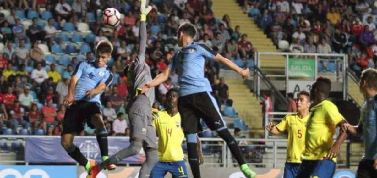 El arquero ecuatoriano, Wellington Ram&iacute;rez (gris), depeja el bal&oacute;n ante el ataque de los delanteros uruguayos; tres defensas tricolores acompa&ntilde;an la jugada.  