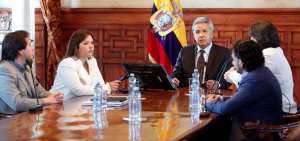 El presidente Len&iacute;n Moreno (c) lidera la reuni&oacute;n en la casa de Gobierno. 