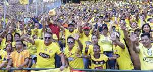 Hinchas de Barcelona durante el Cl&aacute;sico del Astillero.