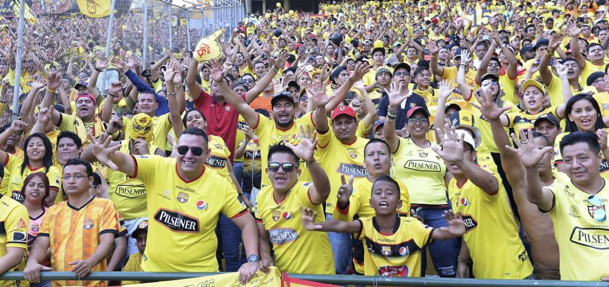 Hinchas de Barcelona durante el Cl&aacute;sico del Astillero.