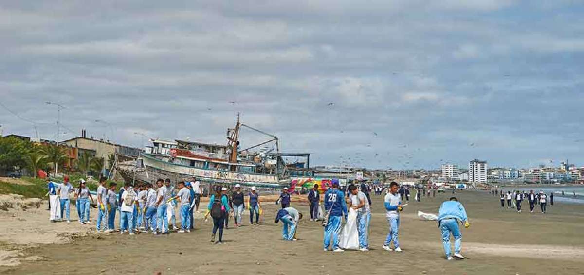 En la playa Tarqui, del cant&oacute;n Manta, se difunden campa&ntilde;as permanentes de recolecci&oacute;n de basura. Tambi&eacute;n se recogen pl&aacute;sticos, madera y vidrio.