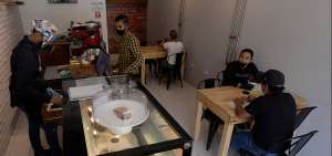 En algunos locales del norte de Guayaquil se observa el cumplimiento del distanciamiento de las mesas, donde solo dos personas las comparten. Los cajeros, por su parte, usan protecciones faciales.
