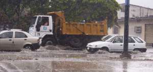 Las primeras lluvias ca&iacute;das en Guayaquil, con el inicio de la estaci&oacute;n invernal, revelan un problema frecuente: la inundaci&oacute;n de calles y avenidas.