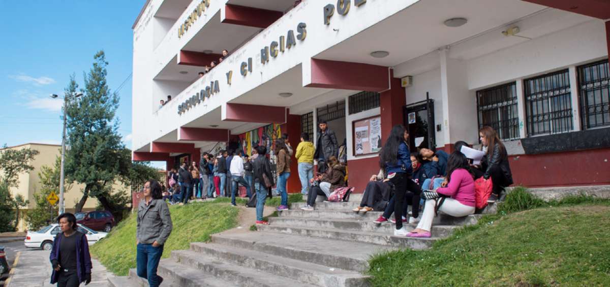 la Universidad Central del Ecuador cuenta con 62 carreras en las 19 facultades. 
