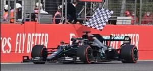 Mercedes es campe&oacute;n de constructores con triunfo de piloto Hamilton en Emilia-Roma&ntilde;a