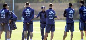 Jorge Sampaoli dialoga con cuatro jugadores de la selecci&oacute;n de Argentina, con miras al compromiso amistoso ante Brasil en Melbourne, Australia.