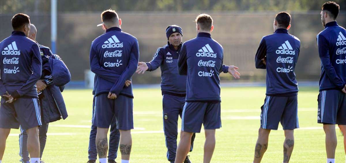 Jorge Sampaoli dialoga con cuatro jugadores de la selecci&oacute;n de Argentina, con miras al compromiso amistoso ante Brasil en Melbourne, Australia.