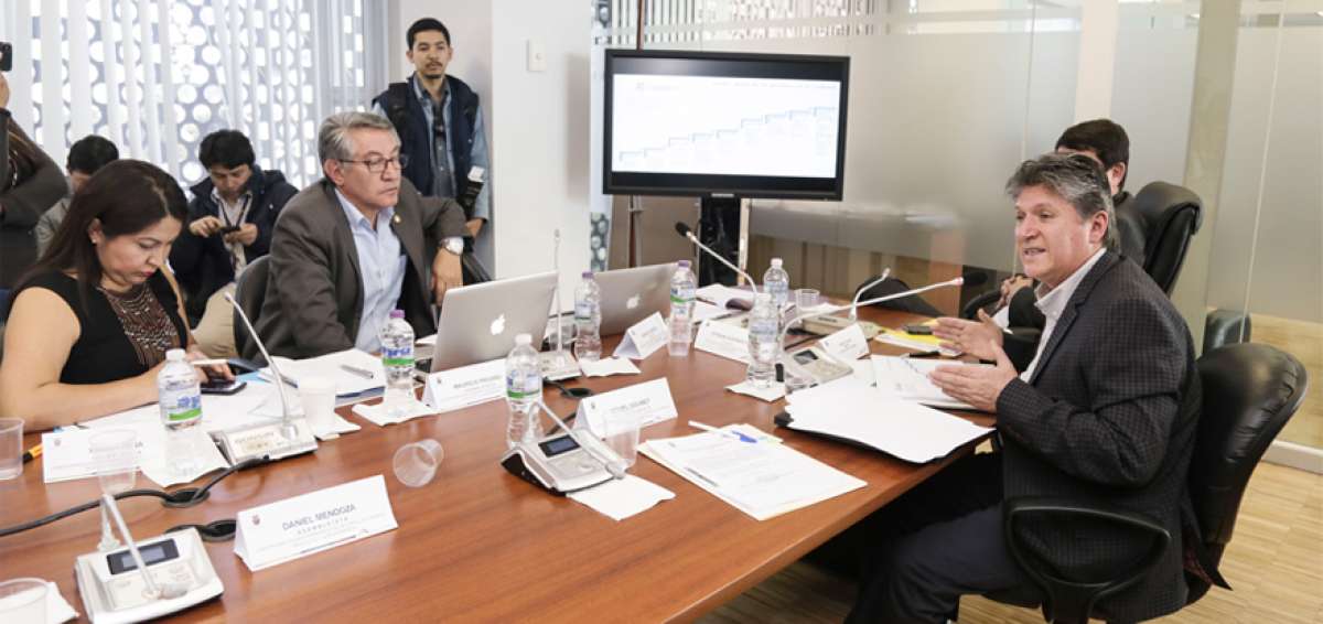 El ministro de Agricultura, Rub&eacute;n Flores (d), acudi&oacute; a la Comisi&oacute;n de Desarrollo Econ&oacute;mico de la Asamblea Nacional para explicar la problem&aacute;tica del agro.