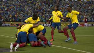 Jugadores nacionales festejando el gol de Miler Bola&ntilde;os. Foto: Marco Salgado / El Tel&eacute;grafo.