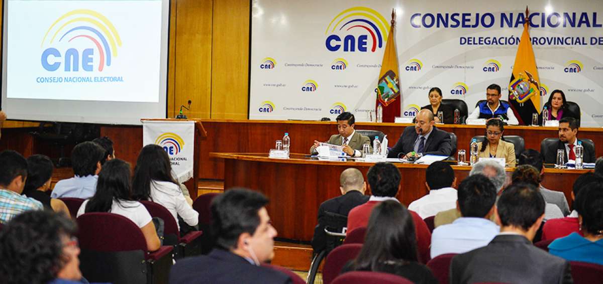 El encuentro fue presidido por Juan Pablo Pozo (chaleco azul) y las consejeras Luz Haro (i) y Marcela Paredes (d).