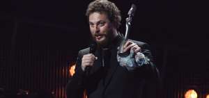  Duncan Jones, el hijo de Bowie, recogi&oacute; el premio al mejor disco del a&ntilde;o para su padre.