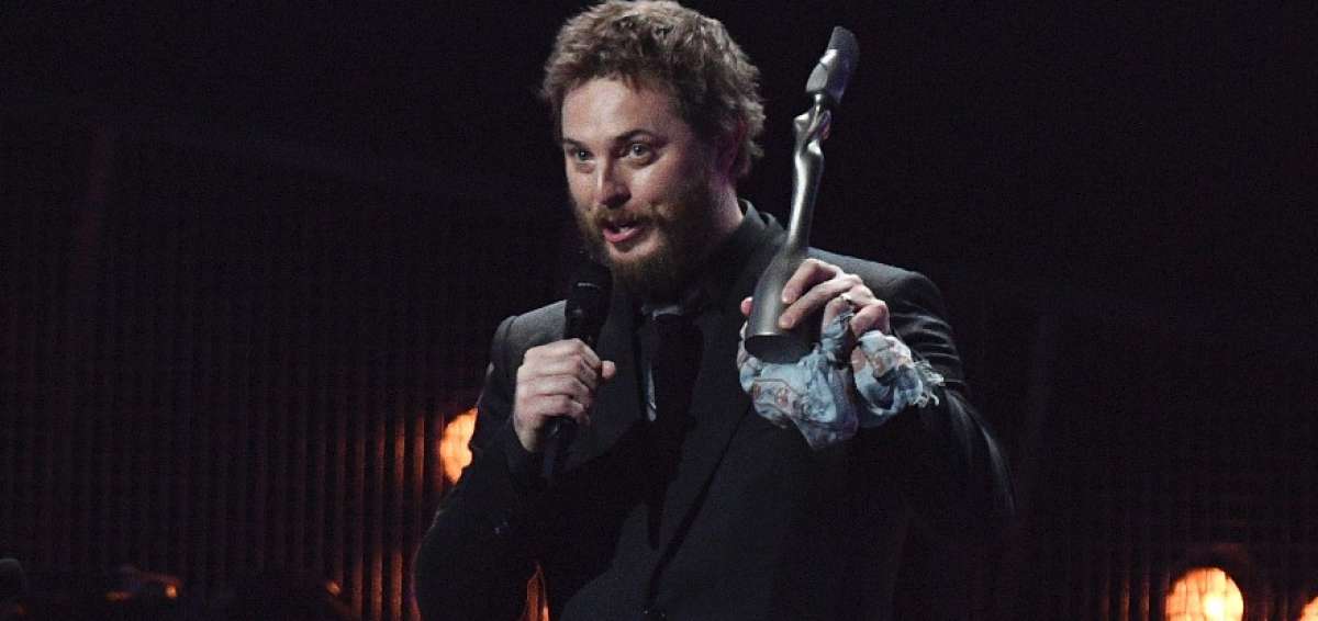  Duncan Jones, el hijo de Bowie, recogi&oacute; el premio al mejor disco del a&ntilde;o para su padre.