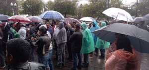 Cientos de aspirantes a taxistas marcharon este jueves 10 de enero hasta el Municipio bajo la lluvia para exigir la terminaci&oacute;n de la legalizaci&oacute;n de unidades.