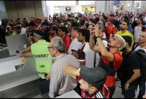 Los hinchas del Flamengo se quedaron varados en el aeropuerto de Río de Janeiro. 