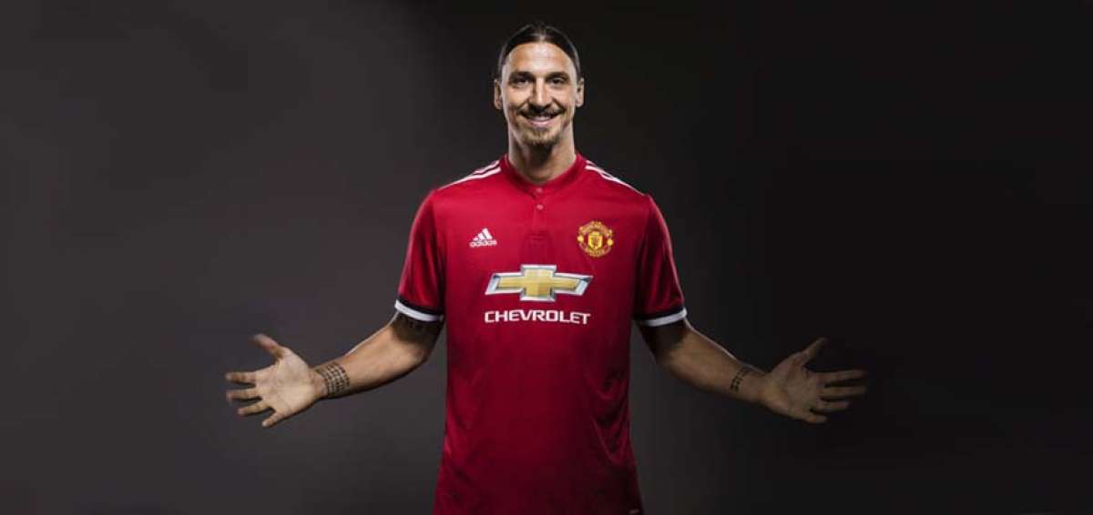 Ibrahimovic renueva por un a&ntilde;o con el Manchester United