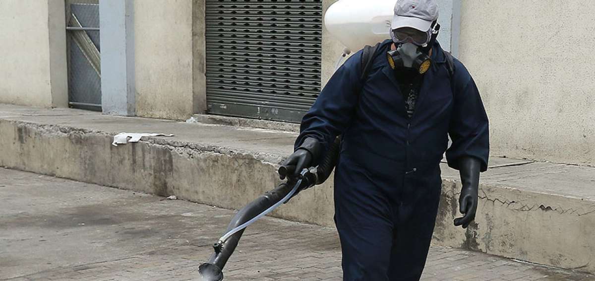 Los fumigadores utilizan equipo de protecci&oacute;n personal para esta labor.