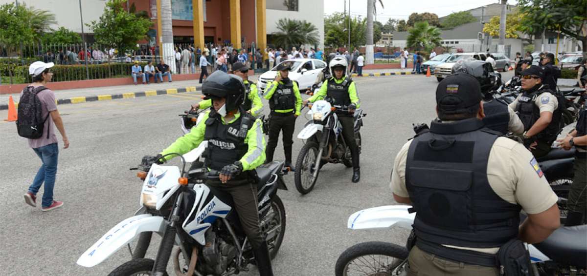En la Universidad de Guayaquil es evidente la presencia policial. Algunas  puertas del edificio administrativo tienen candado y el ambiente es tenso.