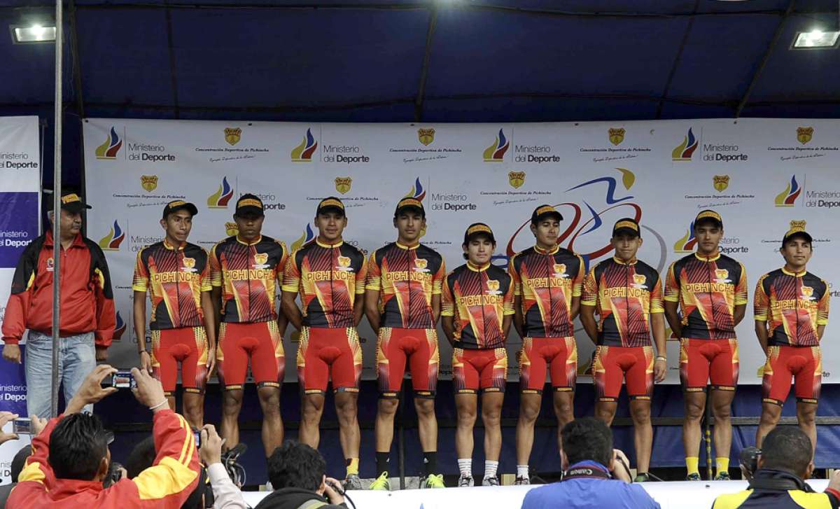 Ayer fueron presentados en Tulc&aacute;n los 10 equipos participantes. En la foto, el representativo de Pichincha. Foto: &Aacute;lvaro P&eacute;rez.