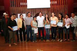 En la entrega de becas estuvo presente Ren&eacute; Ram&iacute;rez (c), titular de la Senescyt.
