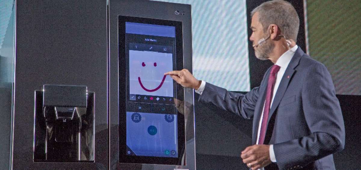 Alexa, de Amazon, est&aacute; integrada en el refrigerador inteligente LG, permitiendo a los consumidores &lsquo;hablarle&rsquo; a su nevera para averiguar qu&eacute; alimentos est&aacute;n en sus estantes y ordenar comestibles frescos.   