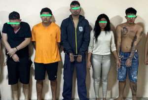 Los cinco detenidos habrían amenazado al propietario de un local de comida rápida en Guayaquil.