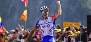 El ciclista franc&eacute;s Thibaut Pinot celebra su triunfo en la etapa 14, una de las m&aacute;s tradicionales del Tour de Francia que contin&uacute;a hoy.