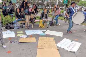 Las protestas ante el alza de pensiones en la PUCE es constante, al menos 2 manifestaciones en 1 mes. Foto: Archivo / El Tel&egrave;grafo