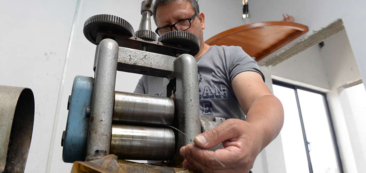H&aacute;biles manos hacen con el oro y la plata finas joyas