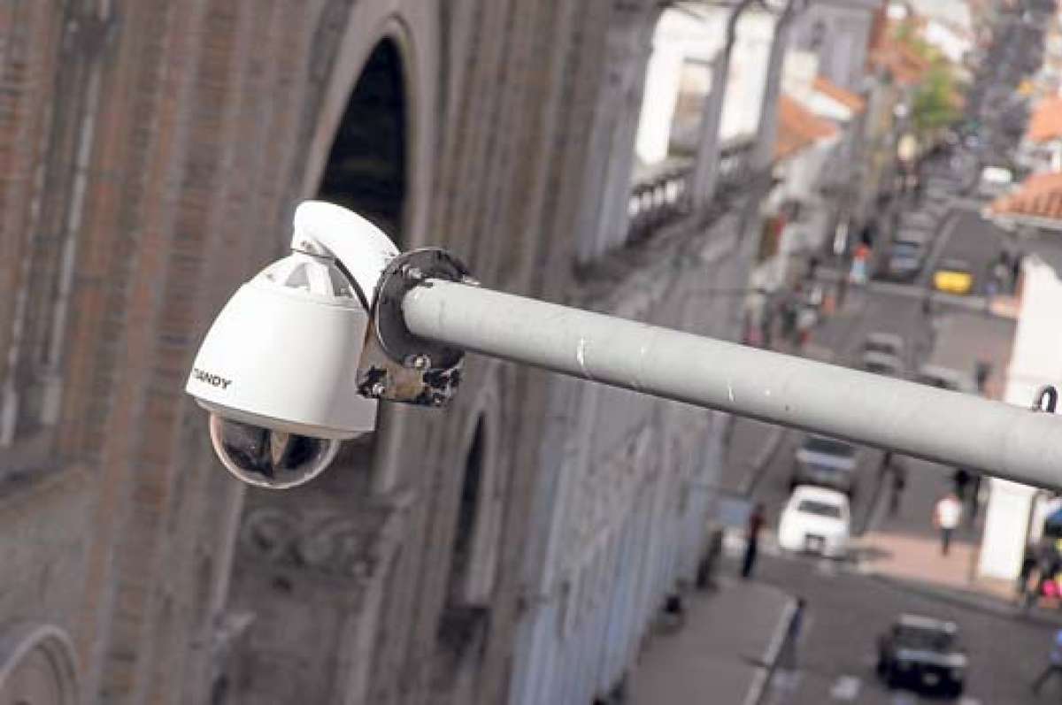 Las c&aacute;maras de videovigilancia est&aacute;n colocadas en sitios estrat&eacute;gicos de la capital azuaya. FOTO: JOS&Eacute; LUIS LLIVISACA.