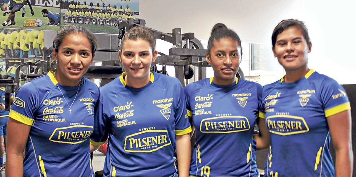 De izquierda a derecha: Shirley Berruz, Daniela Ferese, Am&eacute;rica Ortiz y Carolina Vera. Lisset Tobar estuvo ausente en la pr&aacute;ctica. Foto: cortes&iacute;a de la Ecuaf&uacute;tbol.