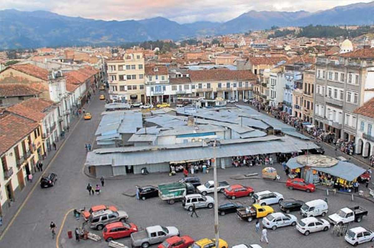 Hay pedidos de diferentes sectores para que la plaza de San Francisco deje de ser un sitio abandonado y en manos de alcoh&oacute;licos. Foto: Jos&eacute; Luis LLivisaca