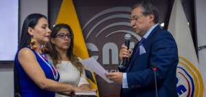 Diana Atamaint fue posesionada como presidenta del Consejo Nacional Electoral (CNE). El vocal Jos&eacute; Cabrera Zurita toma el juramento.