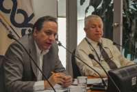 Simón Cueva (izq), ministro de Finanzas y Economía, es uno de los funcionarios evaluados por el Gobierno Nacional. 