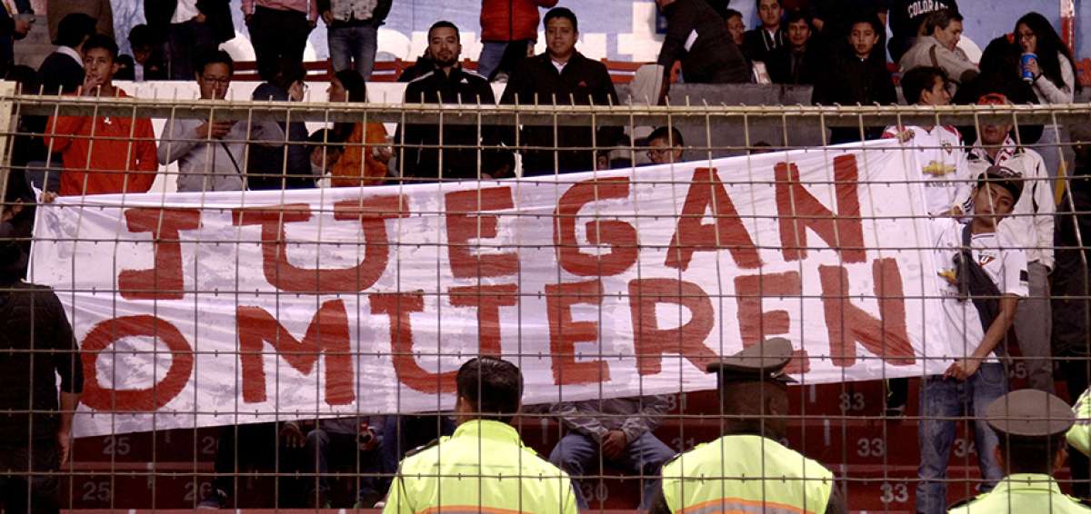 La pancarta que mostraron los aficionados apareci&oacute; en la tribuna occidental del estadio Rodrigo Paz Delgado.