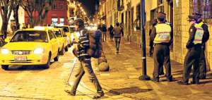 El sector de La Merced, para las autoridades, sigue siendo un problema latente, aunque los controles policiales, en especial, se han intensificado en estos d&iacute;as. Foto: Miguel Castro/ El Tel&eacute;grafo