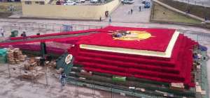 En la Plazoleta de la Banda reposa la imitaci&oacute;n de una de las pir&aacute;mides de Cochasqu&iacute;.