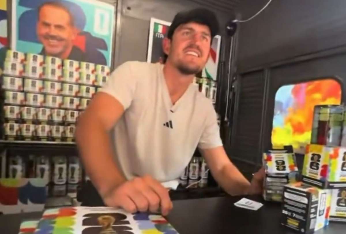 Maguire cambia la cancha por un puesto de cromos en Nueva York 