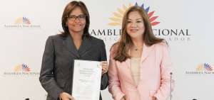 Elizabeth Cabezas, presidenta de la Asamblea (i), recibi&oacute; de Ruth Hidalgo, directora de Participaci&oacute;n Ciudadana, el proyecto de Ley de Transparencia. 