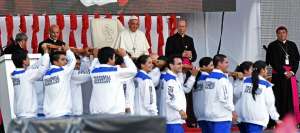 Papa a los j&oacute;venes: "Hagan l&iacute;o, pero organ&iacute;cenlo bien"