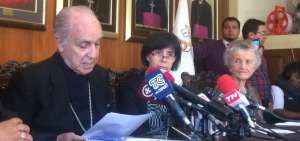 Representantes de la Defensor&iacute;a del Pueblo, Conferencia Episcopal Ecuatoriana (CEE) y de la Comisi&oacute;n Ecum&eacute;nica de Derechos Humanos, durante la rueda de prensa.