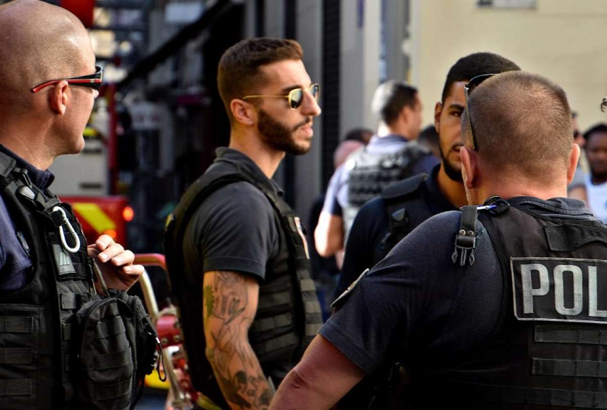 Un grupo de policías fue atacado por ciudadanos que defendían a un presunto narcotraficante.