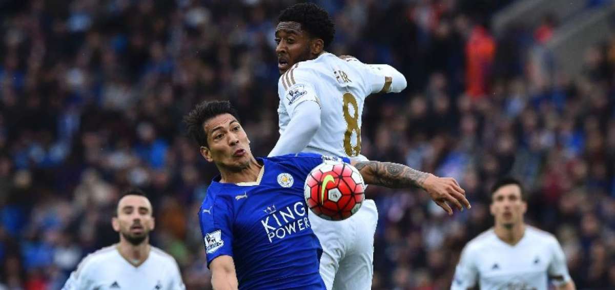Ulloa (centro) cumpli&oacute; a la perfecci&oacute;n como sustituto del sancionado Jamie Vardy.