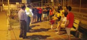 Personal policial se reuni&oacute; con los vecinos de Los Almendros para obtener m&aacute;s detalles de lo sucedido.